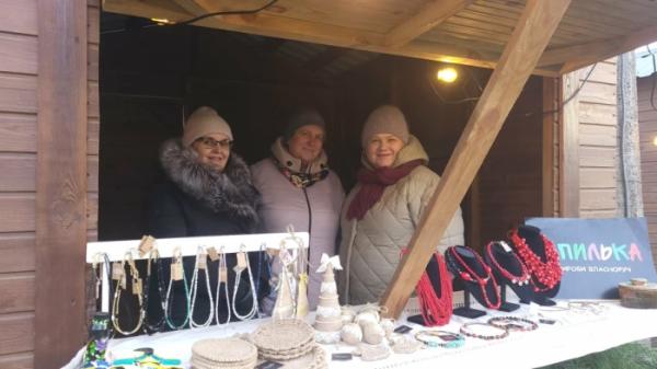 В Острозі на Замковій горі засвітили головну ялинку міста15