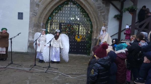 В Острозі на Замковій горі засвітили головну ялинку міста6