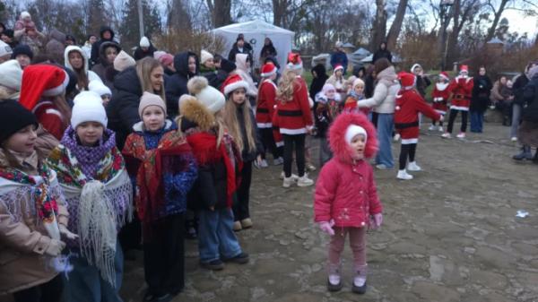 В Острозі на Замковій горі засвітили головну ялинку міста3