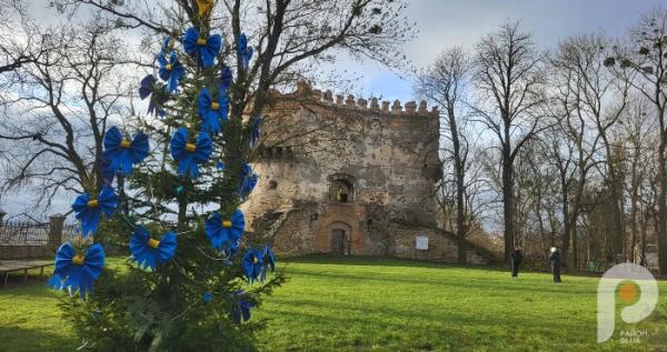 В Острозі на Замковій горі засвітили головну ялинку міста В Острозі на Замковій горі засвітили головну ялинку міста