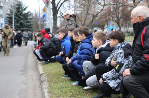 Вараш завмер навколішки: в останню путь провели бійця єгерської бригади Андрія Єзгора13