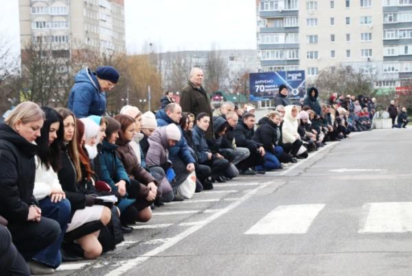 Вараш завмер навколішки: в останню путь провели бійця єгерської бригади Андрія Єзгора1