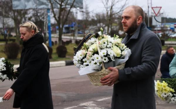 Вараш завмер навколішки: в останню путь провели бійця єгерської бригади Андрія Єзгора15