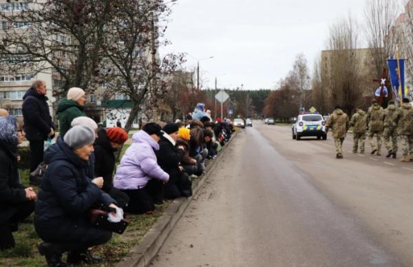 Вараш завмер навколішки: в останню путь провели бійця єгерської бригади Андрія Єзгора16
