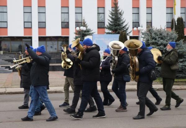 Вараш завмер навколішки: в останню путь провели бійця єгерської бригади Андрія Єзгора10