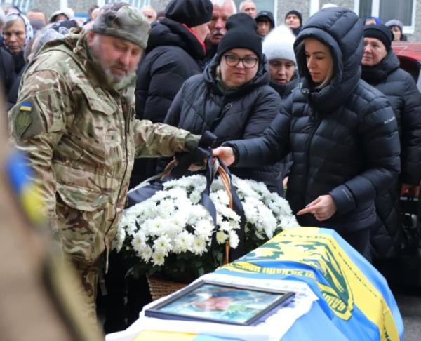 Вараш завмер навколішки: в останню путь провели бійця єгерської бригади Андрія Єзгора14