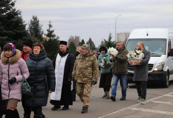 Вараш завмер навколішки: в останню путь провели бійця єгерської бригади Андрія Єзгора3
