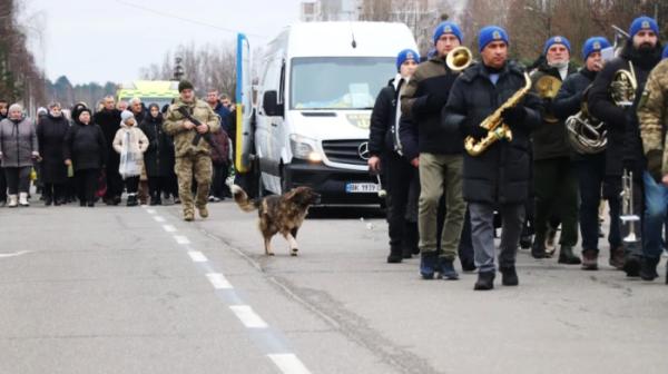 Вараш завмер навколішки: в останню путь провели бійця єгерської бригади Андрія Єзгора18