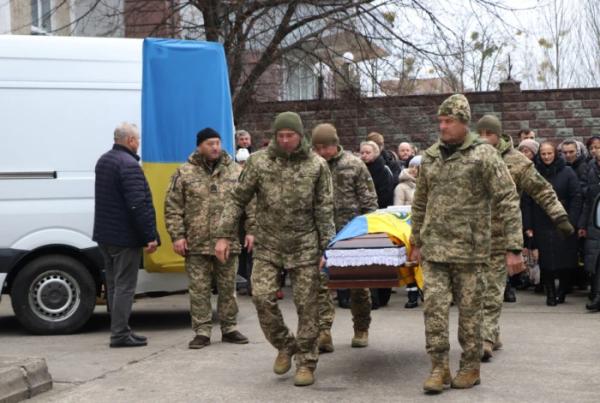 Вараш завмер навколішки: в останню путь провели бійця єгерської бригади Андрія Єзгора2