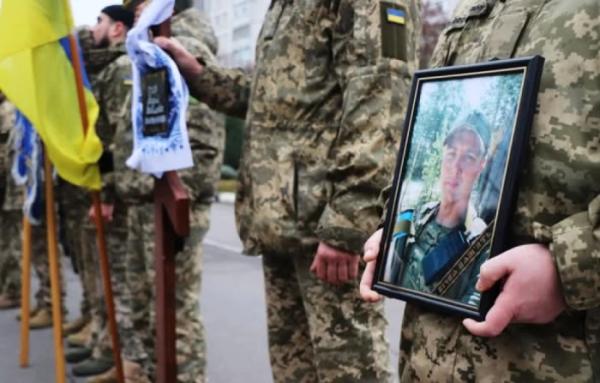 Вараш завмер навколішки: в останню путь провели бійця єгерської бригади Андрія Єзгора6