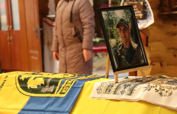 Вараш завмер навколішки: в останню путь провели бійця єгерської бригади Андрія Єзгора11