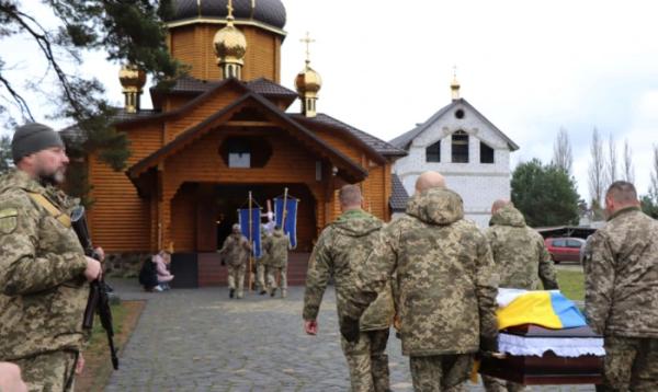 Вараш завмер навколішки: в останню путь провели бійця єгерської бригади Андрія Єзгора12