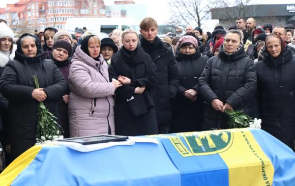 Вараш завмер навколішки: в останню путь провели бійця єгерської бригади Андрія Єзгора17