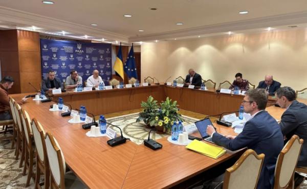 Заборона паучів для неповнолітніх і обмеження нікотину: Комітет рекомендував ухвалити законопроєкт №141101