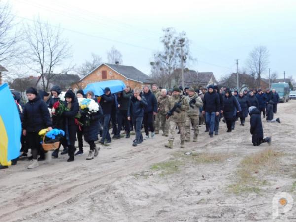 Загинув, рятуючи життя побратимів: у Дібрівську в останню путь провели 31-річного бойового медика15