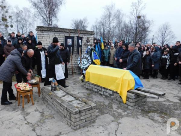 Загинув, рятуючи життя побратимів: у Дібрівську в останню путь провели 31-річного бойового медика13