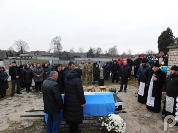 Загинув, рятуючи життя побратимів: у Дібрівську в останню путь провели 31-річного бойового медика17