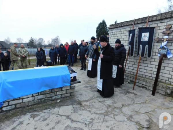Загинув, рятуючи життя побратимів: у Дібрівську в останню путь провели 31-річного бойового медика8