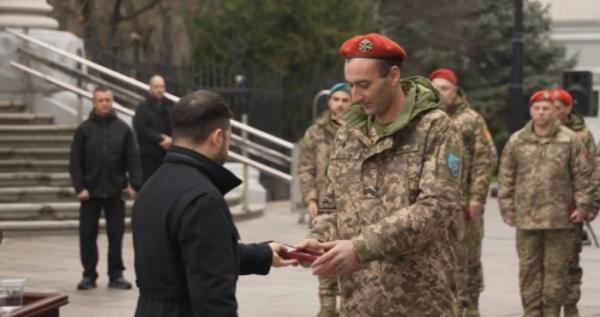 Зеленський відзначив державною нагородою захисника Олега Смагу із Сенкевичівки