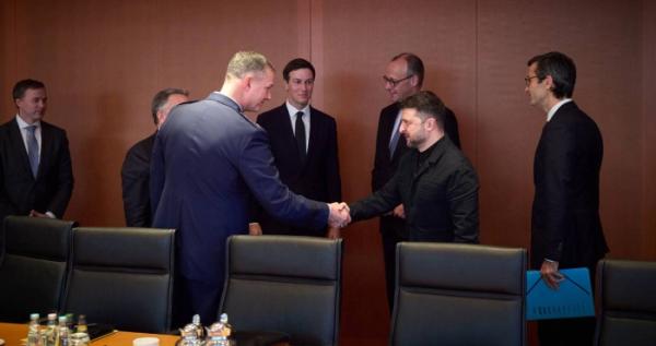 Зеленський зустрівся з представниками США в Берліні для переговорів про війну Зеленський зустрівся з представниками США в Берліні для переговорів про війну