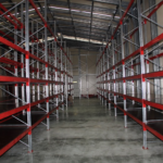Как металлические стеллажи повышают безопасность и эффективность складских операций