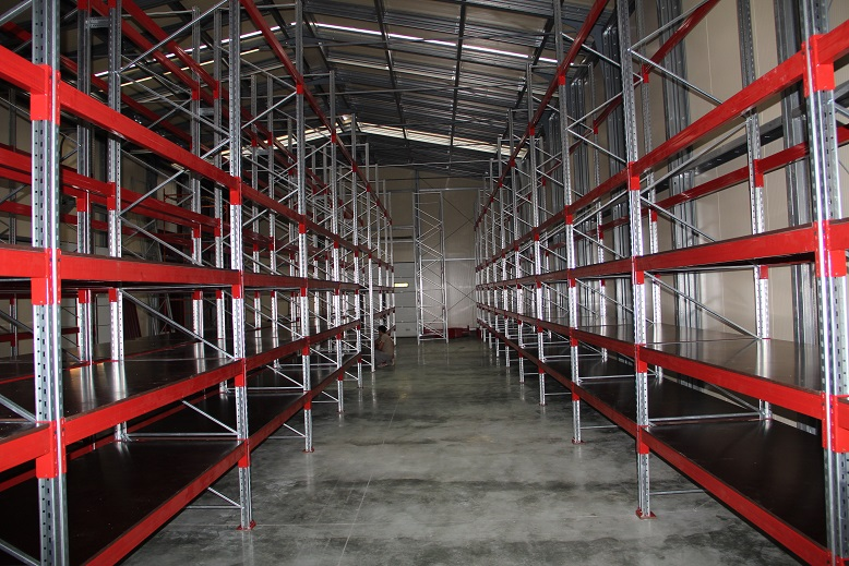 Как металлические стеллажи повышают безопасность и эффективность складских операций