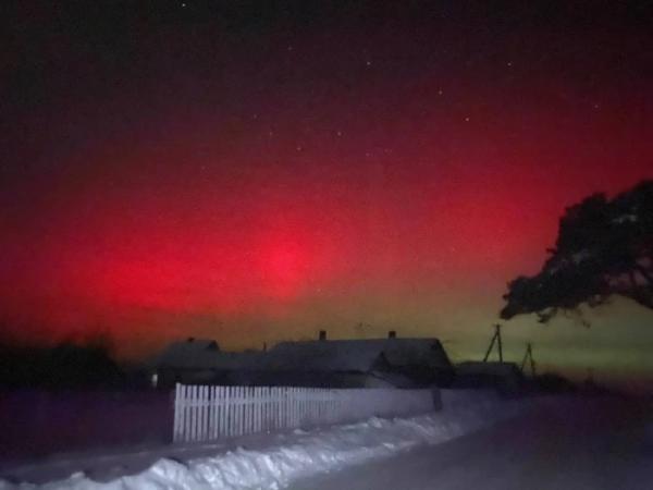 Багряне небо над Вараським районом: місцеві жителі спостерігають дивовижне природне явище17