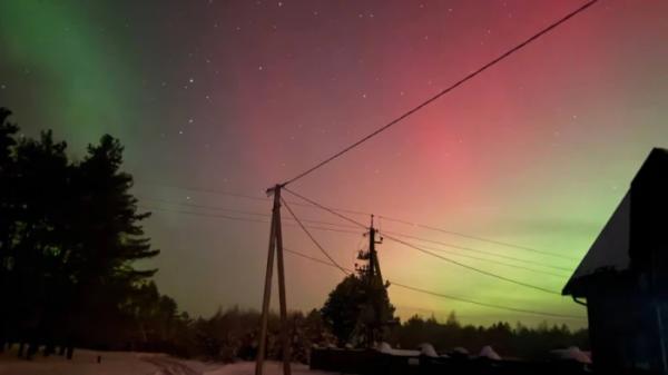 Багряне небо над Вараським районом: місцеві жителі спостерігають дивовижне природне явище11