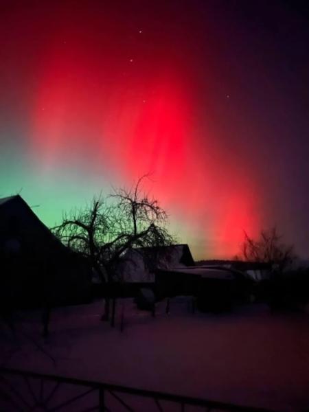Багряне небо над Вараським районом: місцеві жителі спостерігають дивовижне природне явище13