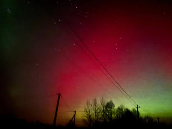 Багряне небо над Вараським районом: місцеві жителі спостерігають дивовижне природне явище9