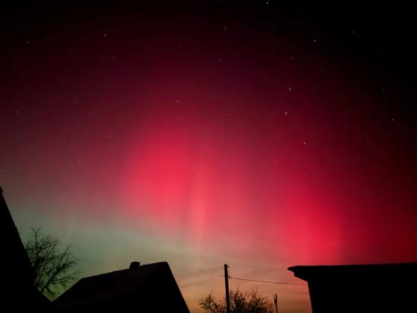 Багряне небо над Вараським районом: місцеві жителі спостерігають дивовижне природне явище5