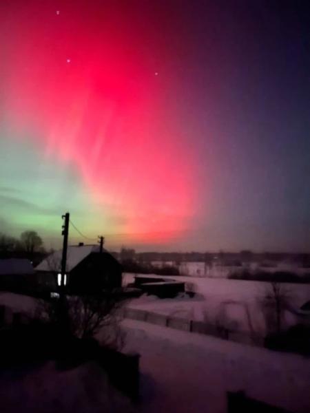 Багряне небо над Вараським районом: місцеві жителі спостерігають дивовижне природне явище3