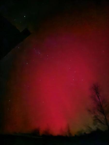 Багряне небо над Вараським районом: місцеві жителі спостерігають дивовижне природне явище8