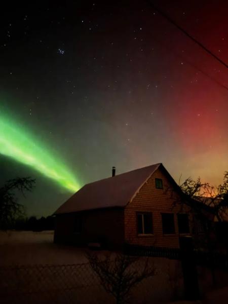 Багряне небо над Вараським районом: місцеві жителі спостерігають дивовижне природне явище6