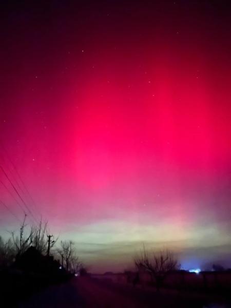 Багряне небо над Вараським районом: місцеві жителі спостерігають дивовижне природне явище15