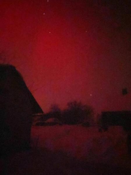 Багряне небо над Вараським районом: місцеві жителі спостерігають дивовижне природне явище10