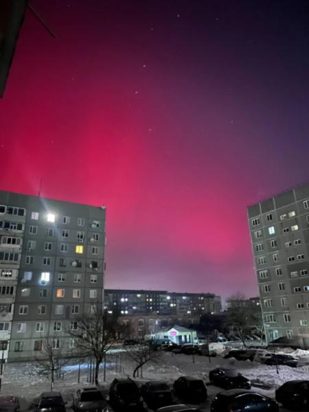 Багряне небо над Вараським районом: місцеві жителі спостерігають дивовижне природне явище2