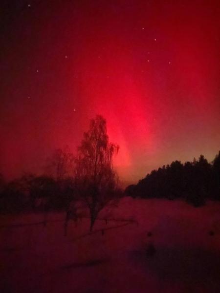 Багряне небо над Вараським районом: місцеві жителі спостерігають дивовижне природне явище12