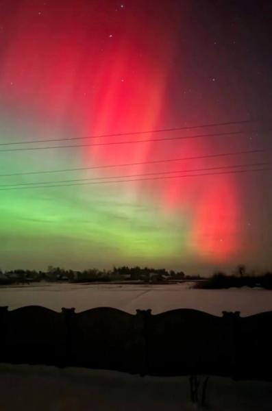 Багряне небо над Вараським районом: місцеві жителі спостерігають дивовижне природне явище19