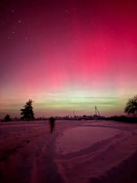 Багряне небо над Вараським районом: місцеві жителі спостерігають дивовижне природне явище1