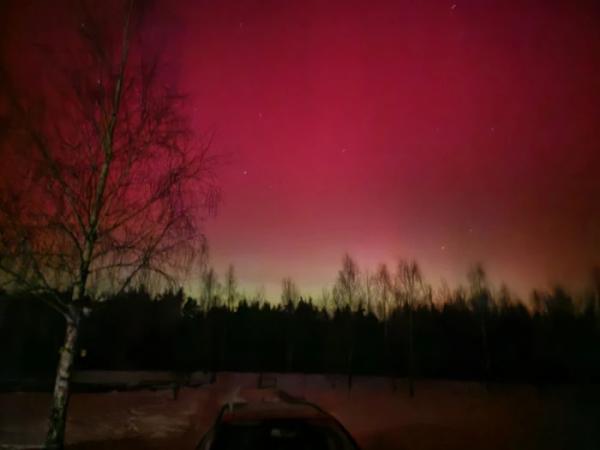 Багряне небо над Вараським районом: місцеві жителі спостерігають дивовижне природне явище14