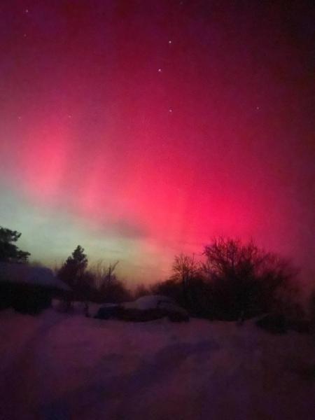 Багряне небо над Вараським районом: місцеві жителі спостерігають дивовижне природне явище16