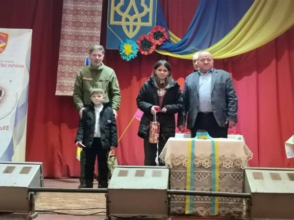 «Батьківське серце»: дітям загиблих захисників з Доросинівської громади вручили іменні срібні обереги9