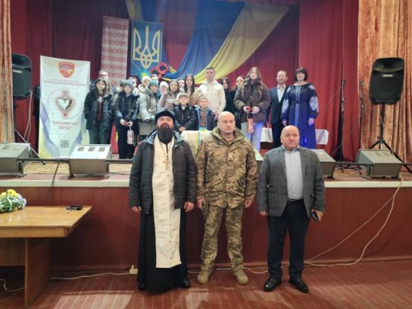 «Батьківське серце»: дітям загиблих захисників з Доросинівської громади вручили іменні срібні обереги1