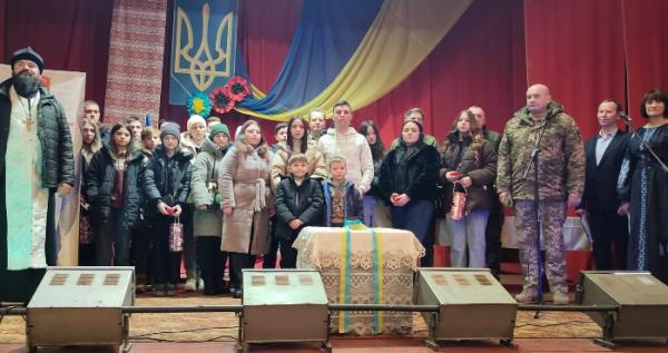 Дітям загиблих захисників з Доросинівської громади вручили іменні срібні обереги