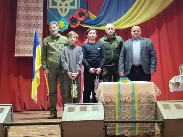 «Батьківське серце»: дітям загиблих захисників з Доросинівської громади вручили іменні срібні обереги11