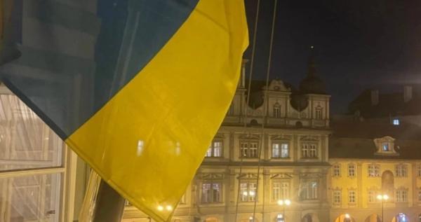 Чеський уряд пояснив зняття прапора України: вивішуватимуть лише на особливі дати Чеський уряд пояснив зняття прапора України: вивішуватимуть лише на особливі дати