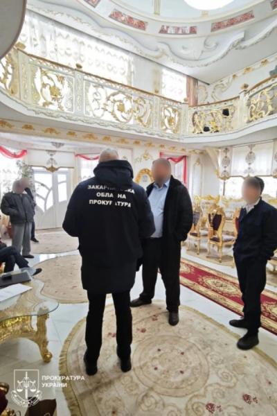 Ford Mustang і Mercedes за мільйони: депутата Берегівської райради підозрюють у брехні в декларації