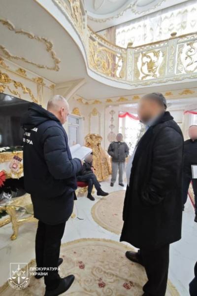 Ford Mustang і Mercedes за мільйони: депутата Берегівської райради підозрюють у брехні в декларації