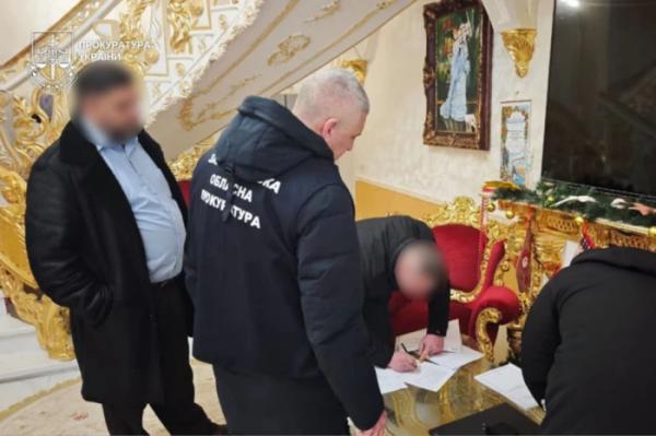 Ford Mustang і Mercedes за мільйони: депутата Берегівської райради підозрюють у брехні в декларації